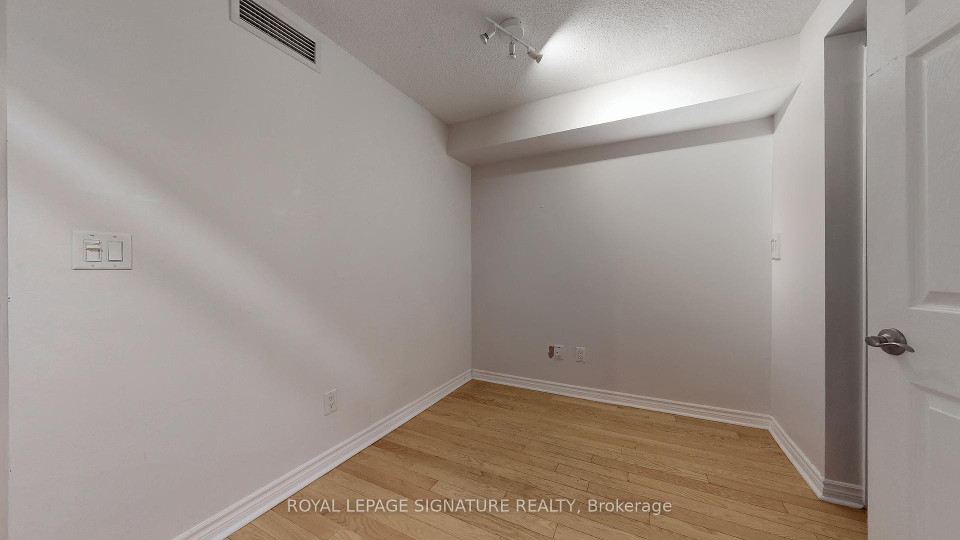 1030-250 Wellington Street W, Toronto, ON - Indoor Photo Showing Other Room