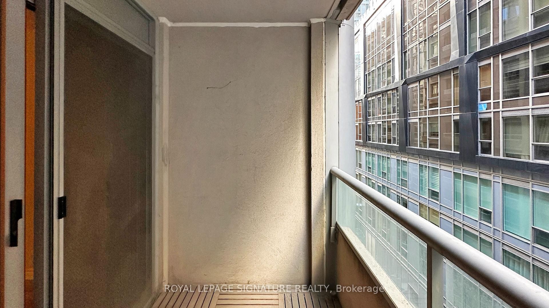 1030-250 Wellington Street W, Toronto, ON - Indoor Photo Showing Other Room