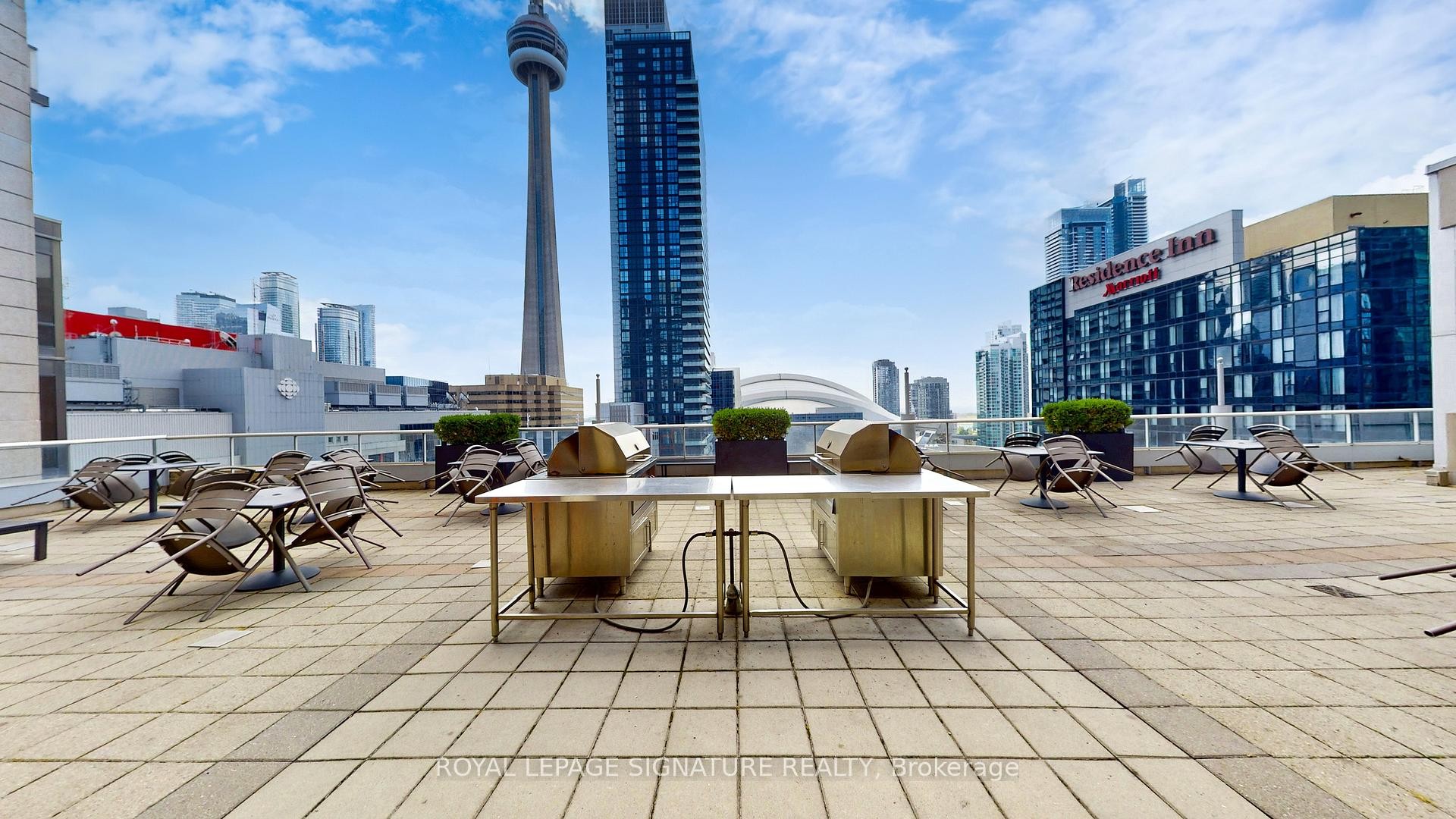 1030-250 Wellington Street W, Toronto, ON - Outdoor