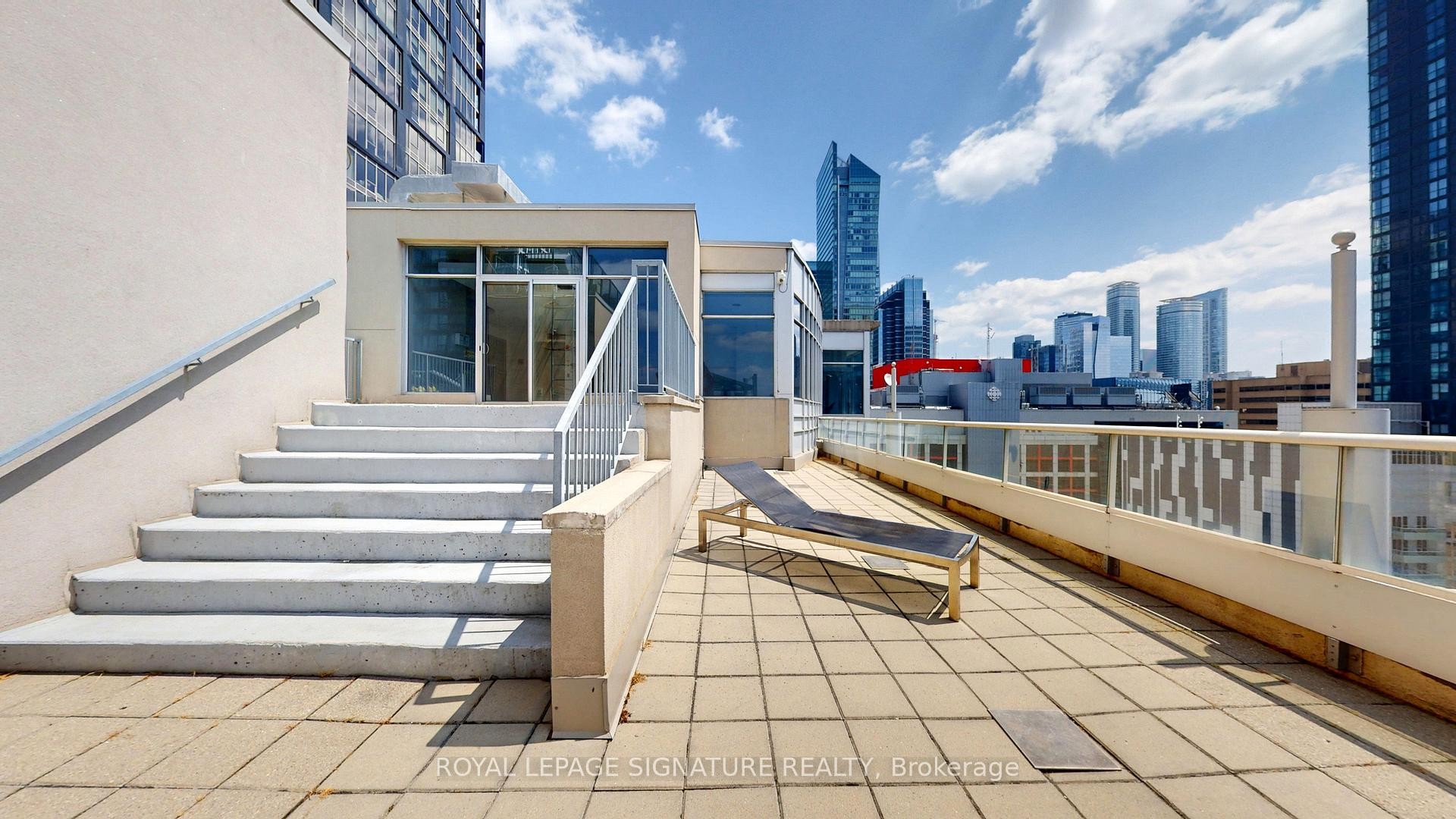 1030-250 Wellington Street W, Toronto, ON - Outdoor