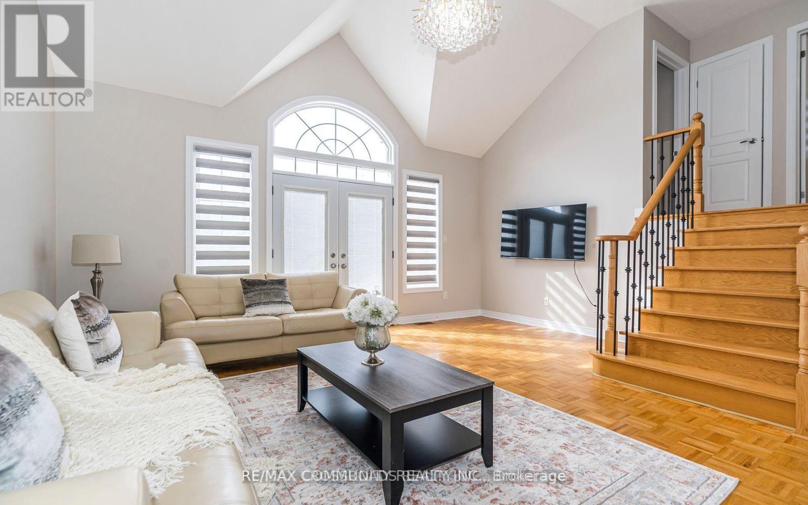 24 Cozens Drive, Richmond Hill, ON - Indoor Photo Showing Living Room