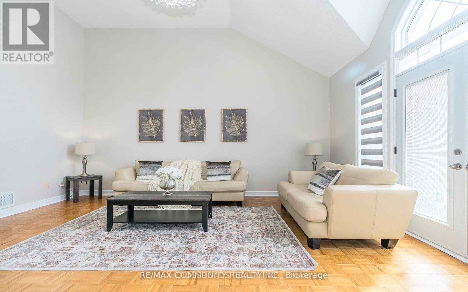 24 Cozens Drive, Richmond Hill, ON - Indoor Photo Showing Living Room