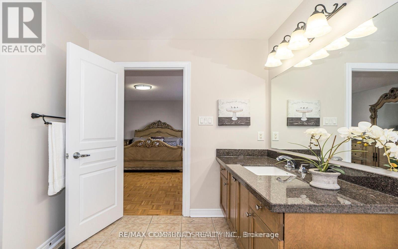 24 Cozens Drive, Richmond Hill, ON - Indoor Photo Showing Bathroom