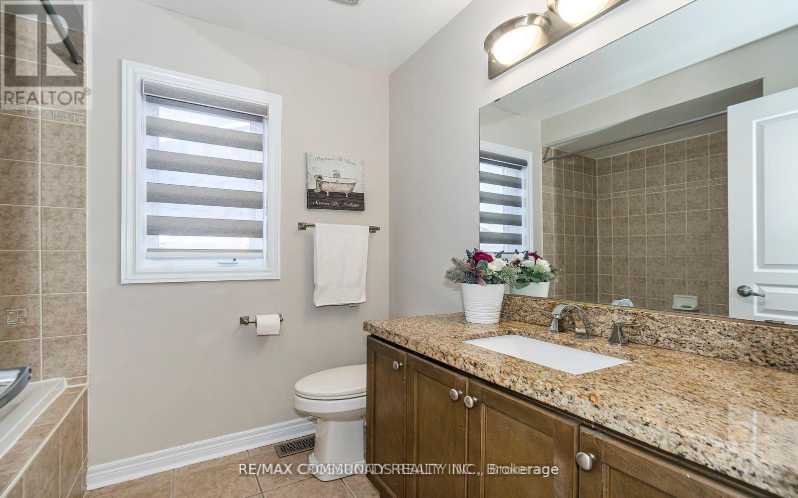 24 Cozens Drive, Richmond Hill, ON - Indoor Photo Showing Bathroom