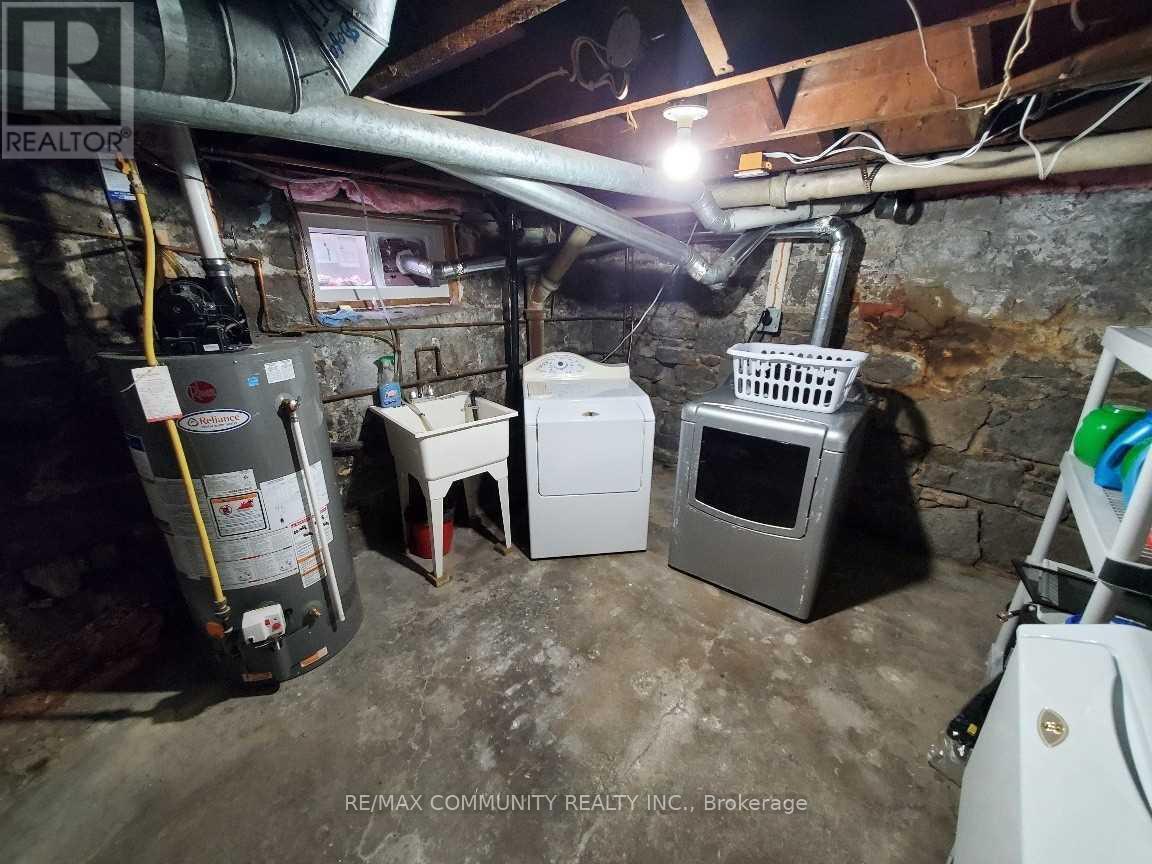 86 Victoria Street, Brantford, ON - Indoor Photo Showing Laundry Room