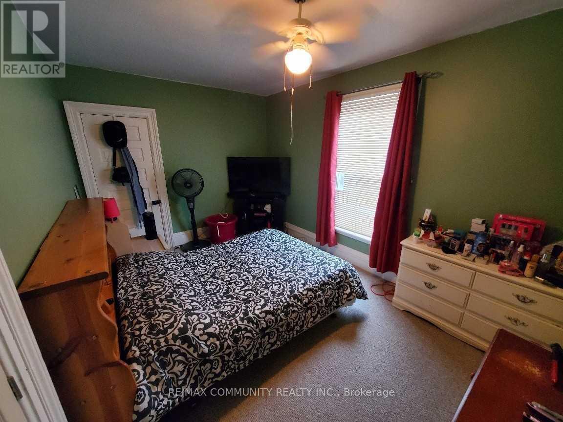 86 Victoria Street, Brantford, ON - Indoor Photo Showing Bedroom