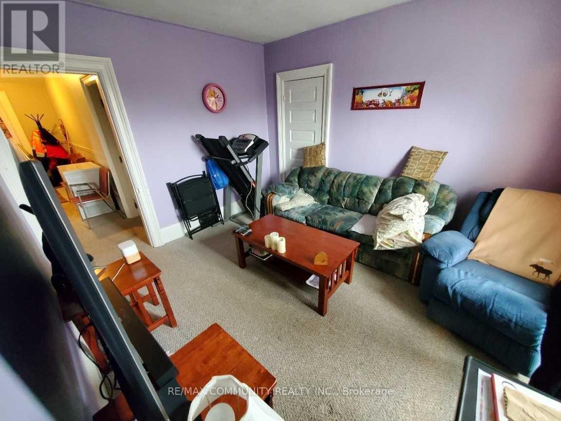 86 Victoria Street, Brantford, ON - Indoor Photo Showing Living Room