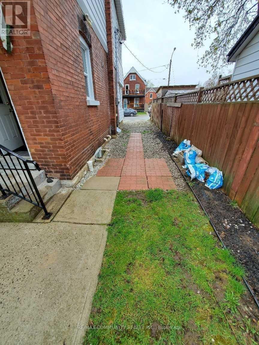 86 Victoria Street, Brantford, ON - Outdoor With Exterior