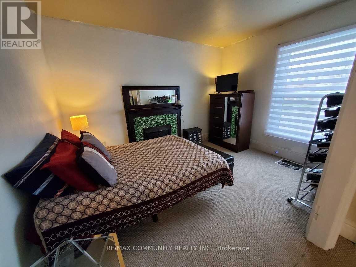 86 Victoria Street, Brantford, ON - Indoor Photo Showing Bedroom