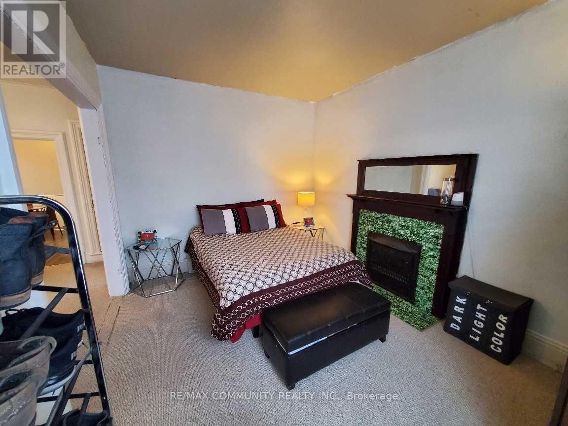 86 Victoria Street, Brantford, ON - Indoor Photo Showing Bedroom