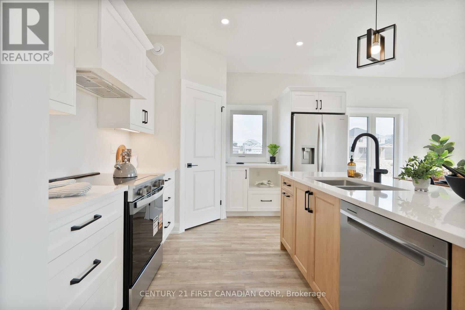 113 Atkinson Street, North Middlesex (Alisa Craig), ON - Indoor Photo Showing Kitchen With Double Sink With Upgraded Kitchen
