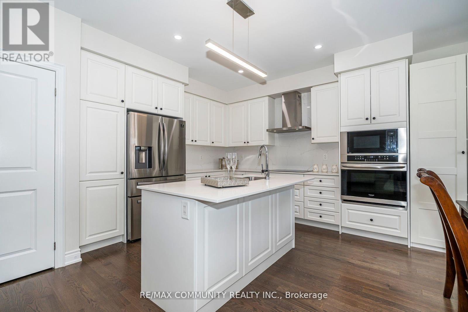 146 Wandering Glider Trail, Bradford West Gwillimbury, ON - Indoor Photo Showing Kitchen With Upgraded Kitchen