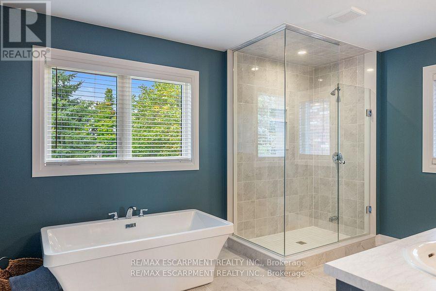 465 Adelaide Street, Wellington North, ON - Indoor Photo Showing Bathroom