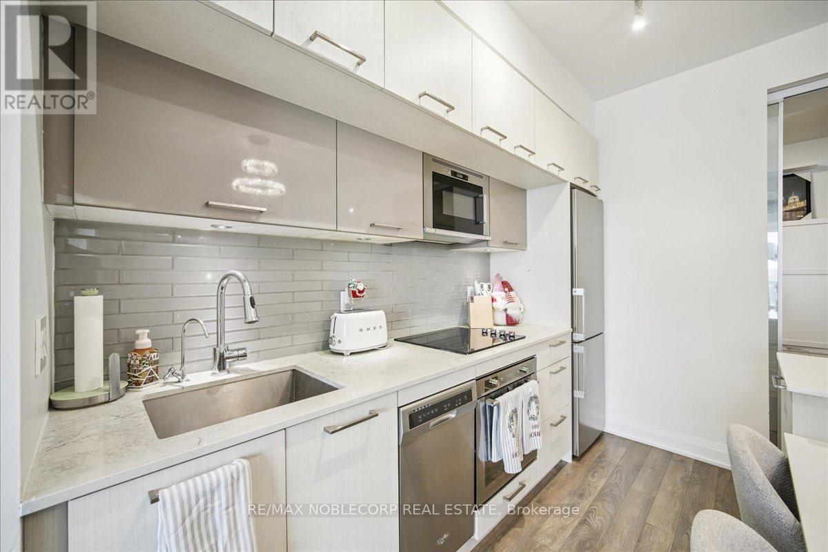 820 - 4800 Highway 7, Vaughan, ON - Indoor Photo Showing Kitchen With Upgraded Kitchen