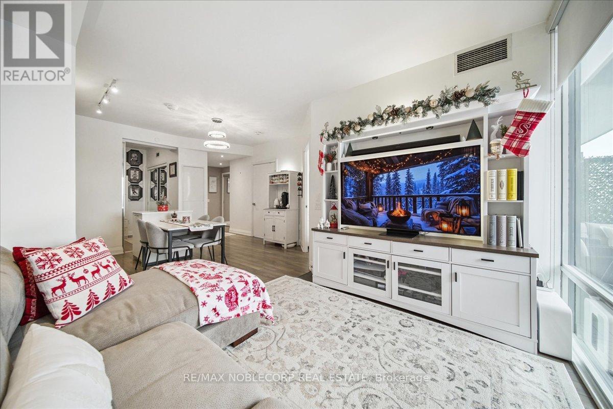 820 - 4800 Highway 7, Vaughan, ON - Indoor Photo Showing Living Room