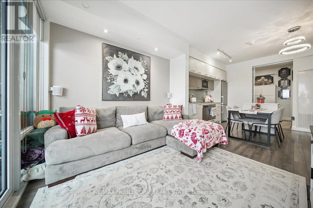 820 - 4800 Highway 7, Vaughan, ON - Indoor Photo Showing Living Room