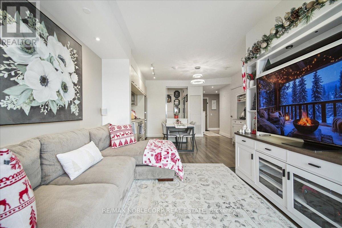 820 - 4800 Highway 7, Vaughan, ON - Indoor Photo Showing Living Room