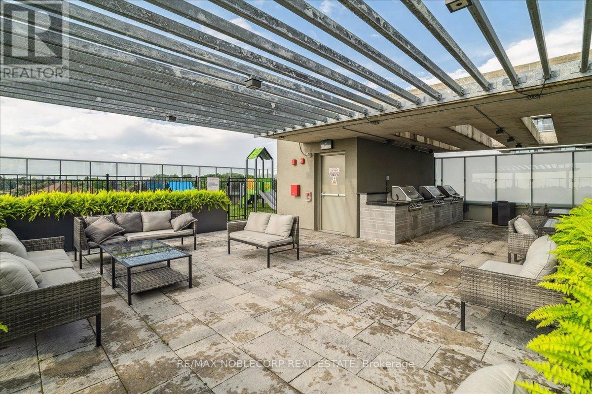 820 - 4800 Highway 7, Vaughan, ON - Outdoor