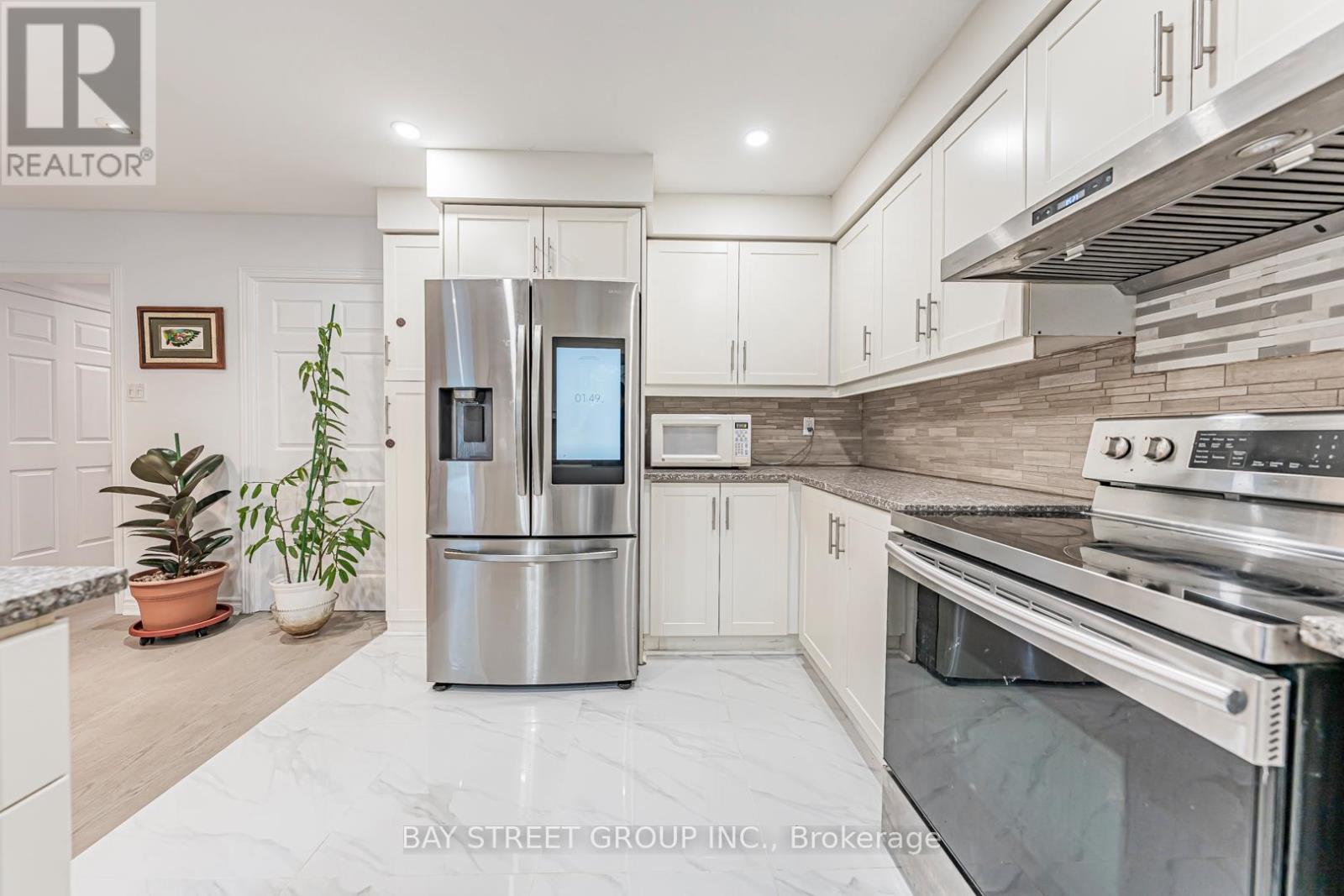 2524 Paula Court, Mississauga, ON - Indoor Photo Showing Kitchen