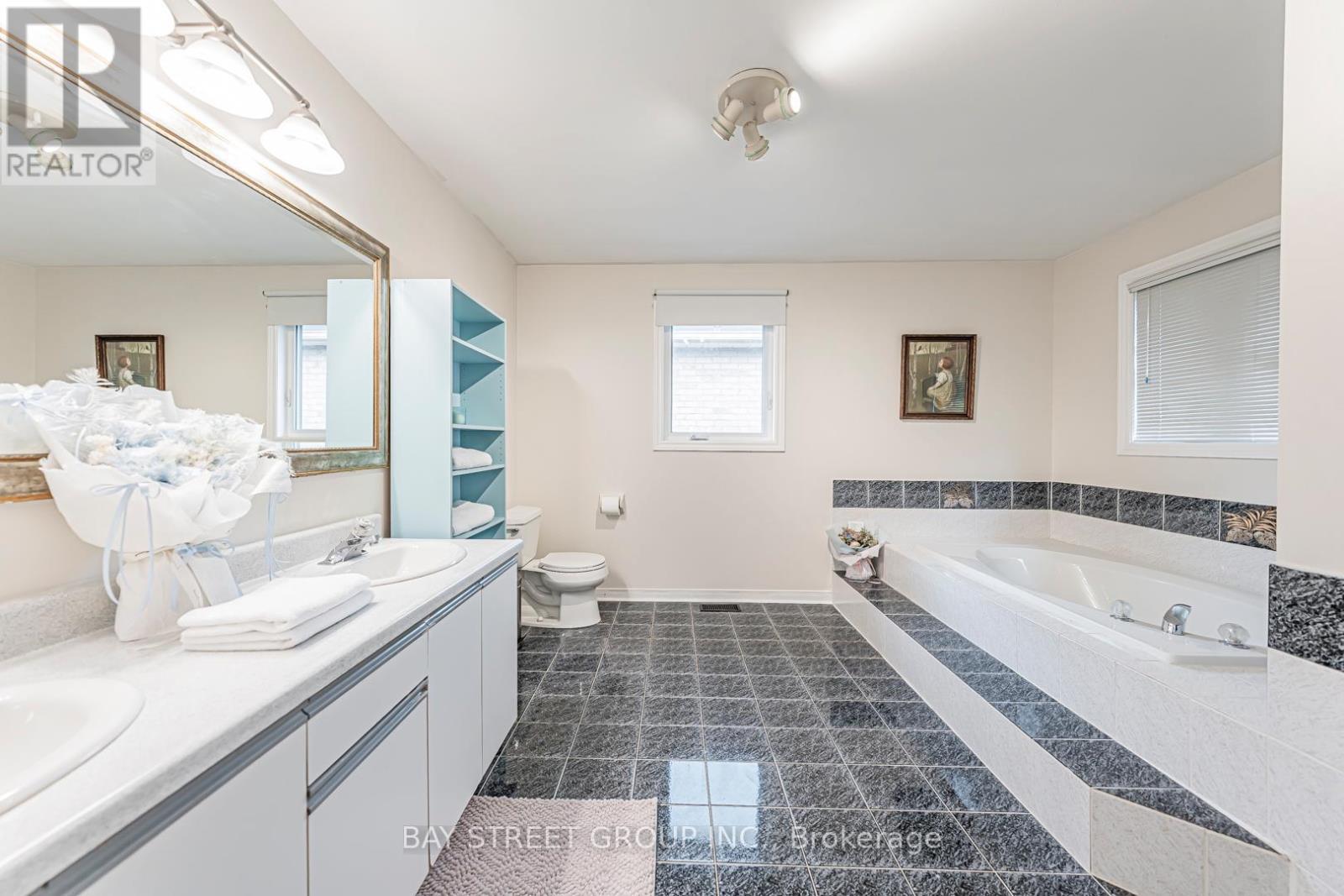 2524 Paula Court, Mississauga, ON - Indoor Photo Showing Bathroom