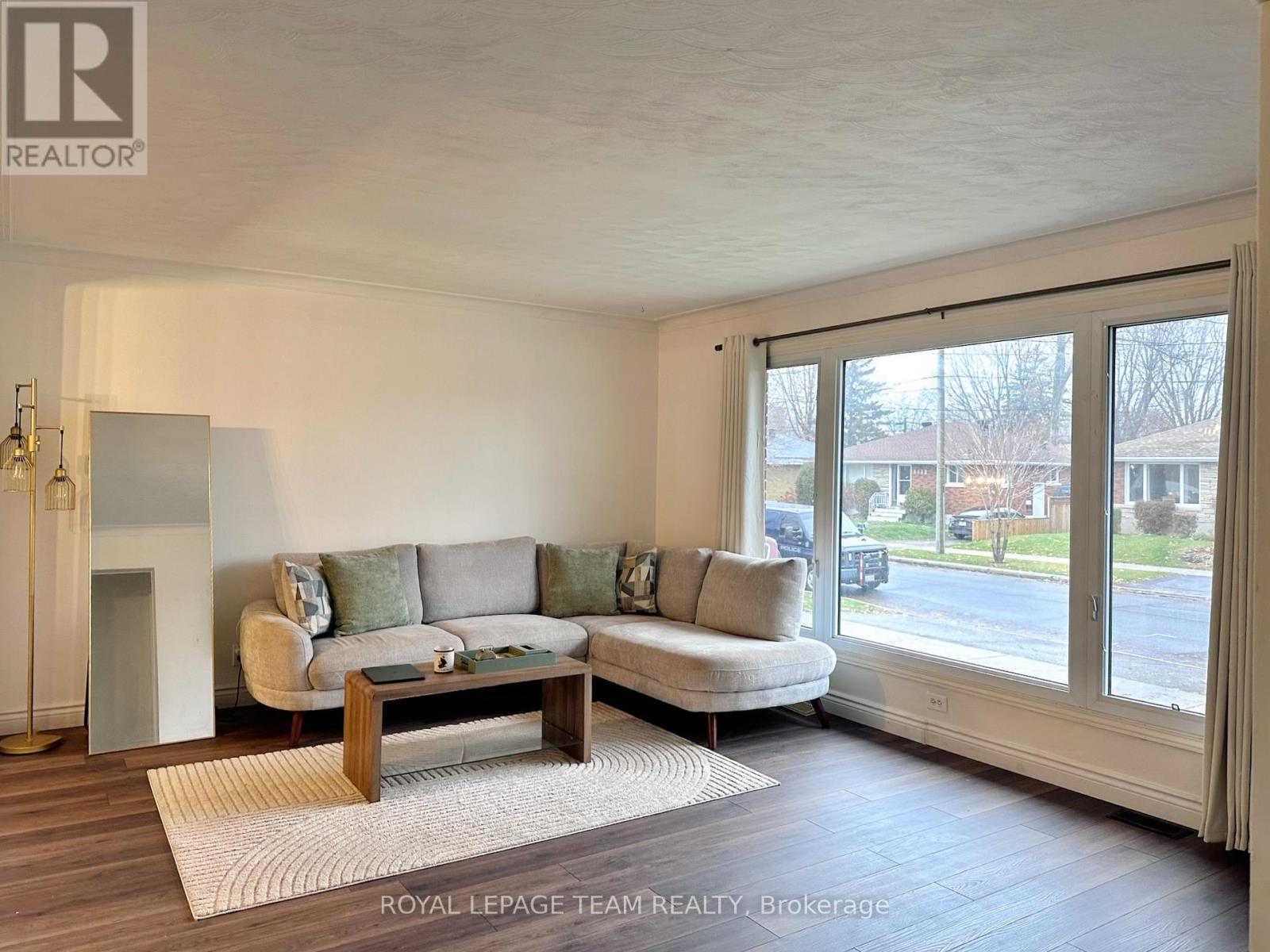 1121 Fifth Street E, Cornwall, ON - Indoor Photo Showing Living Room