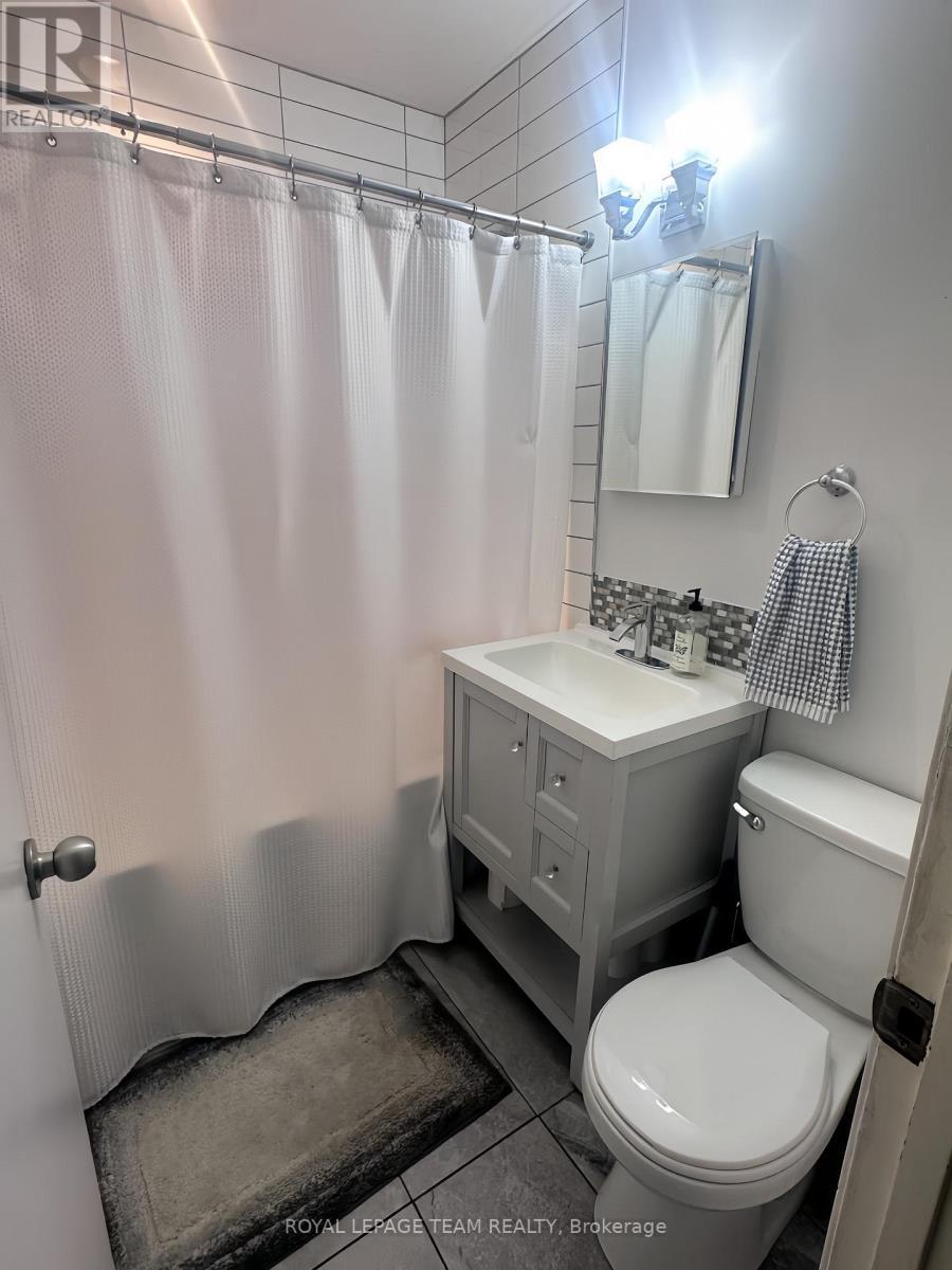 1121 Fifth Street E, Cornwall, ON - Indoor Photo Showing Bathroom