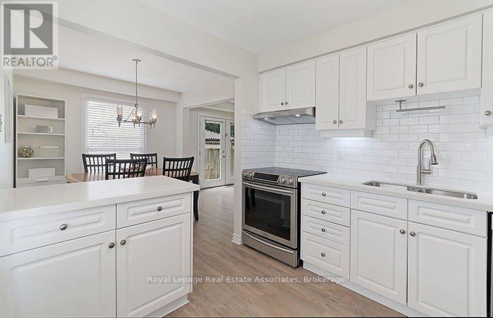 4302 Shelby Crescent, Mississauga, ON - Indoor Photo Showing Kitchen With Double Sink With Upgraded Kitchen