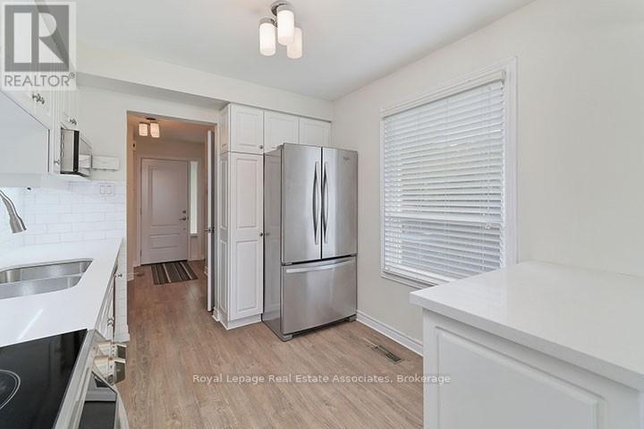 4302 Shelby Crescent, Mississauga, ON - Indoor Photo Showing Kitchen With Double Sink
