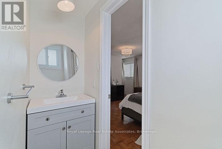 4302 Shelby Crescent, Mississauga, ON - Indoor Photo Showing Bathroom