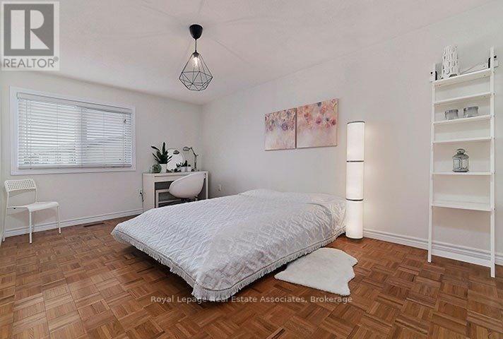 4302 Shelby Crescent, Mississauga, ON - Indoor Photo Showing Bedroom