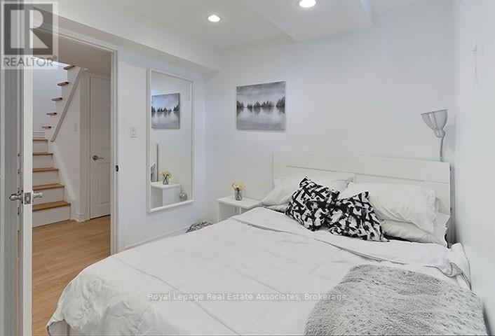 4302 Shelby Crescent, Mississauga, ON - Indoor Photo Showing Bedroom
