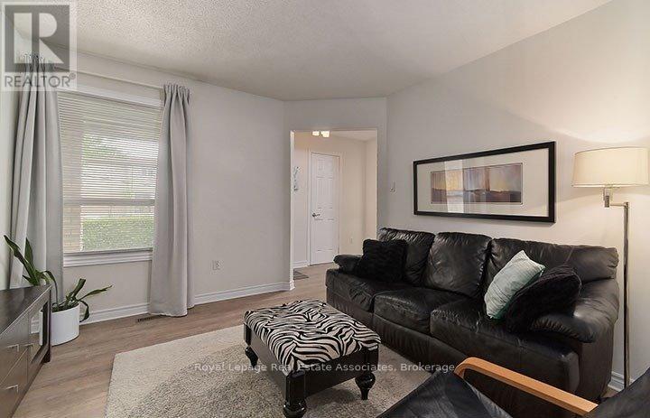 4302 Shelby Crescent, Mississauga, ON - Indoor Photo Showing Living Room