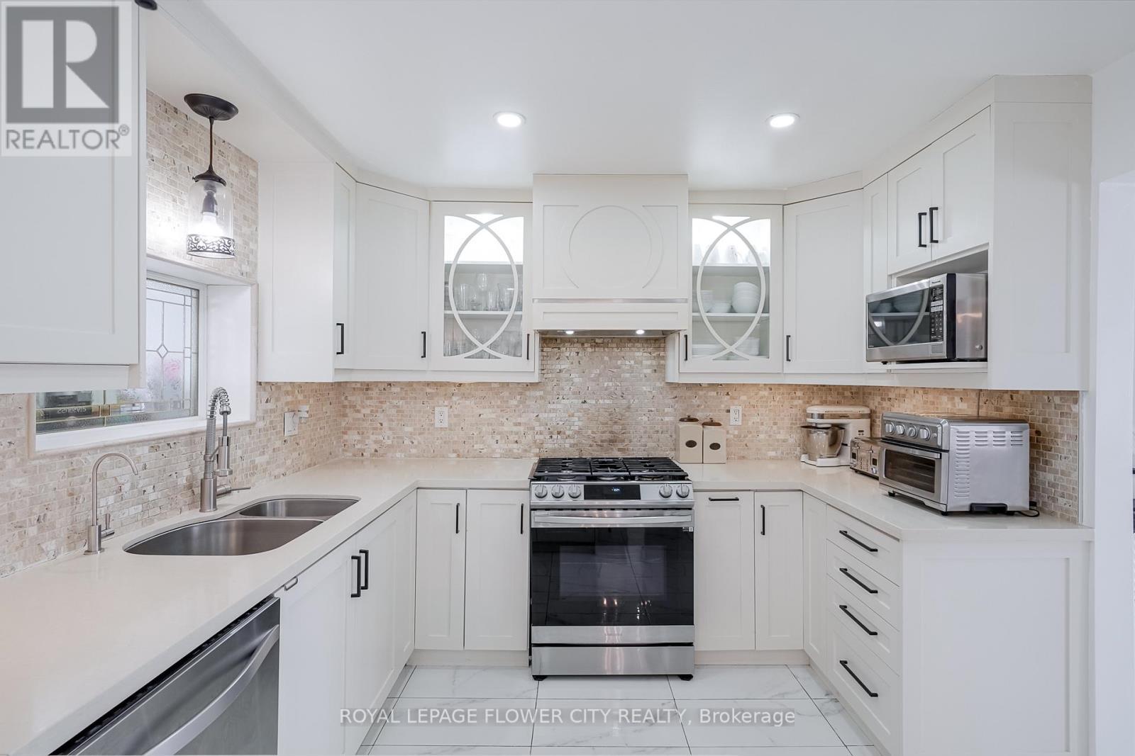 14073 Centreville Creek Road, Caledon, ON - Indoor Photo Showing Kitchen With Double Sink With Upgraded Kitchen