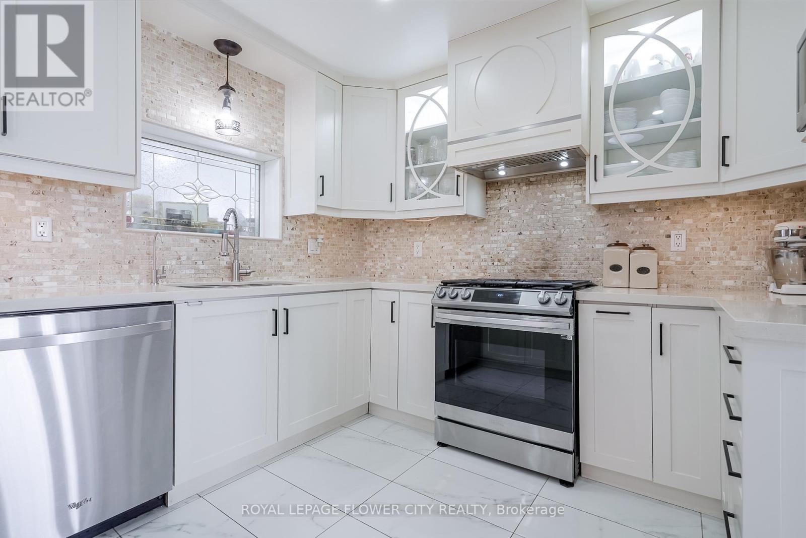 14073 Centreville Creek Road, Caledon, ON - Indoor Photo Showing Kitchen With Upgraded Kitchen