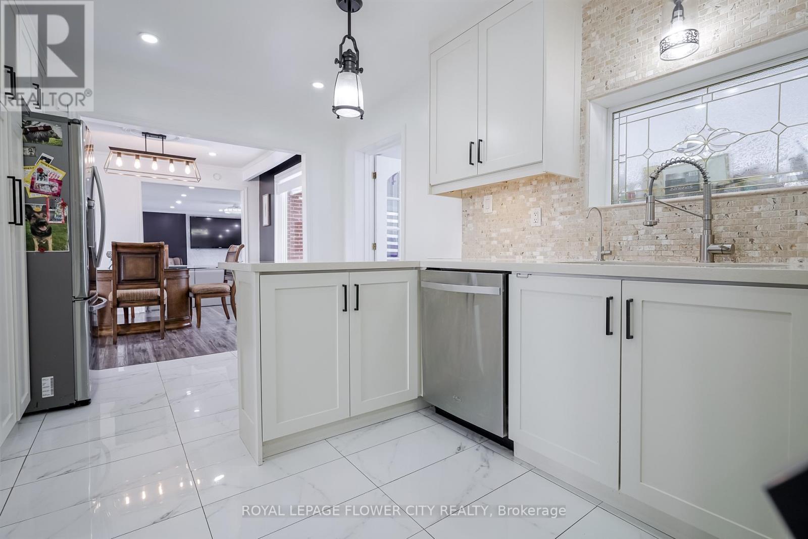 14073 Centreville Creek Road, Caledon, ON - Indoor Photo Showing Kitchen With Upgraded Kitchen