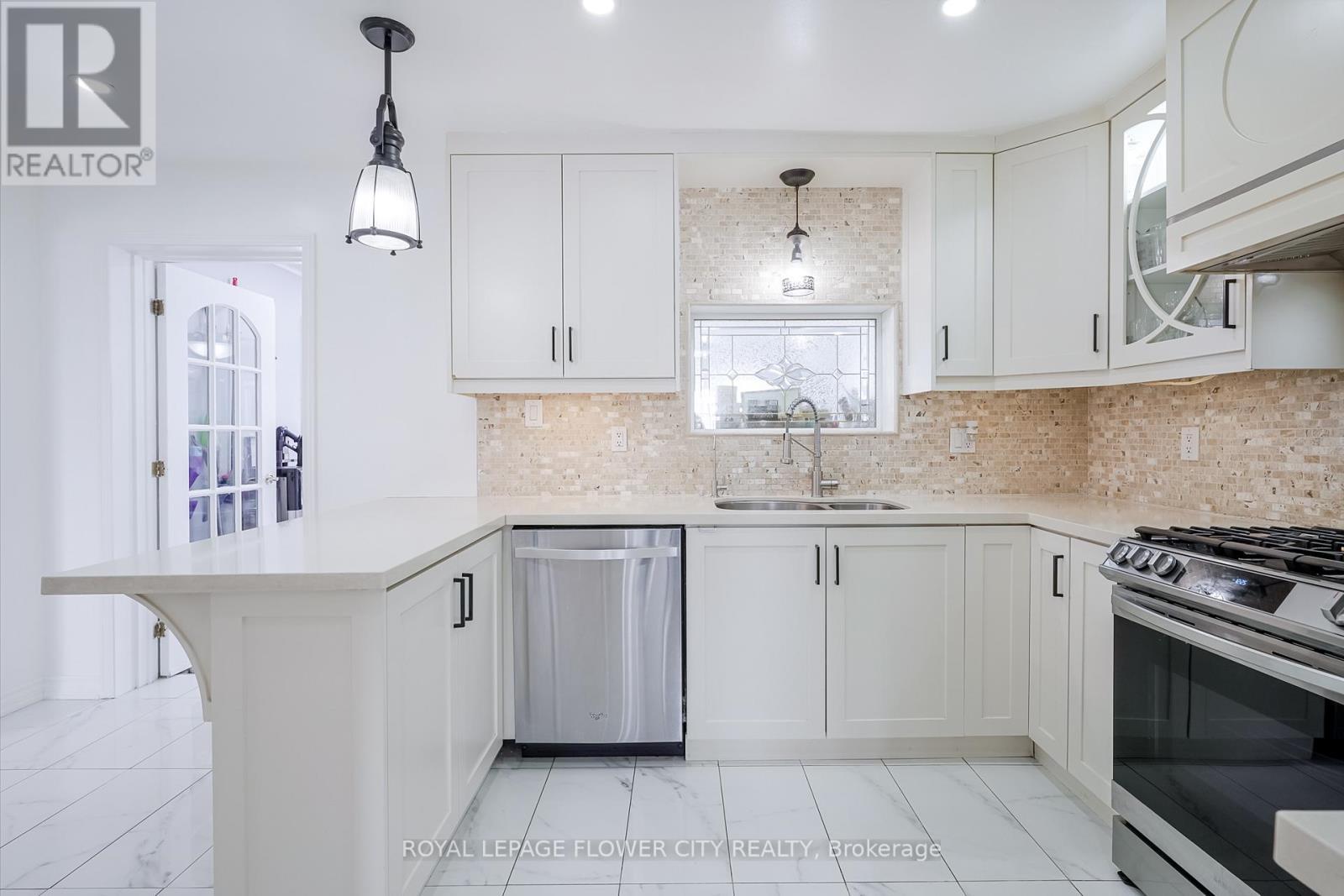 14073 Centreville Creek Road, Caledon, ON - Indoor Photo Showing Kitchen With Upgraded Kitchen