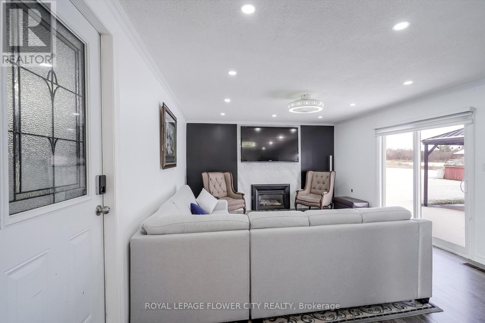 14073 Centreville Creek Road, Caledon, ON - Indoor Photo Showing Living Room With Fireplace
