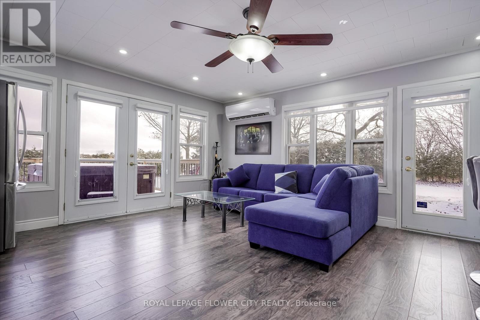14073 Centreville Creek Road, Caledon, ON - Indoor Photo Showing Living Room