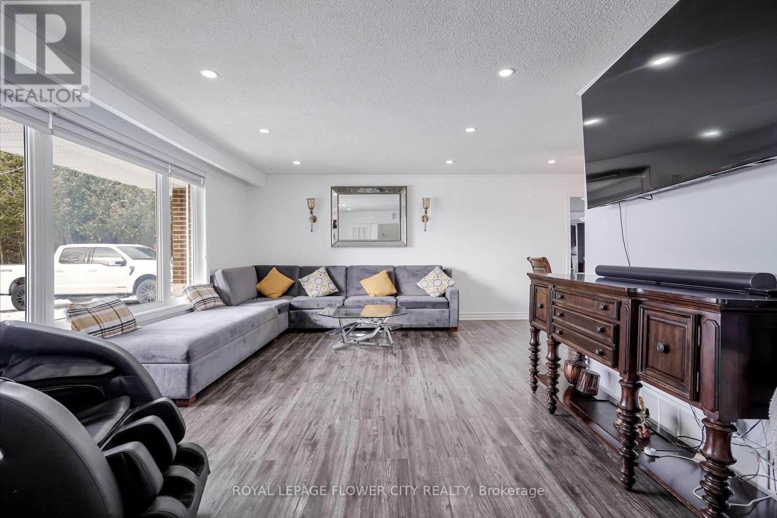 14073 Centreville Creek Road, Caledon, ON - Indoor Photo Showing Living Room