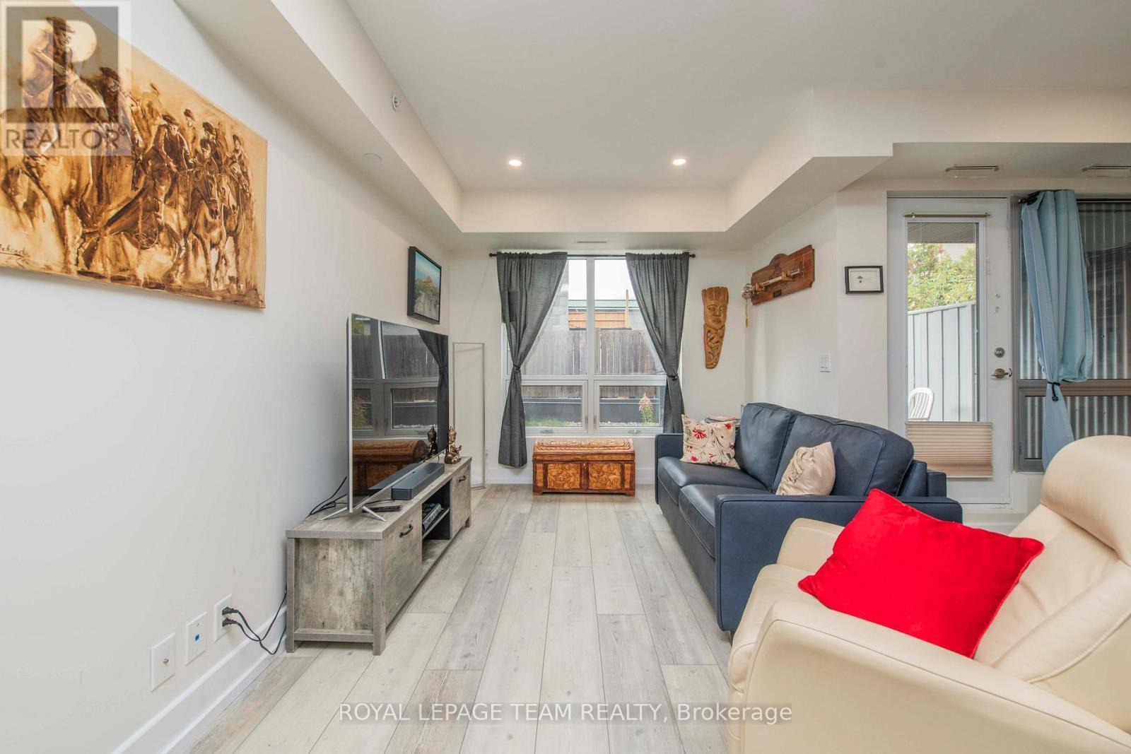 102 - 390 Booth Street, Ottawa, ON - Indoor Photo Showing Other Room