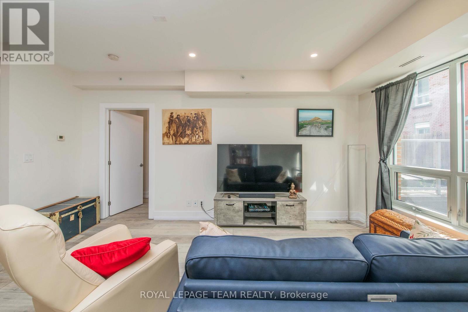 102 - 390 Booth Street, Ottawa, ON - Indoor Photo Showing Living Room