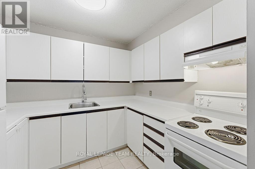 906 - 475 Laurier Avenue W, Ottawa, ON - Indoor Photo Showing Kitchen