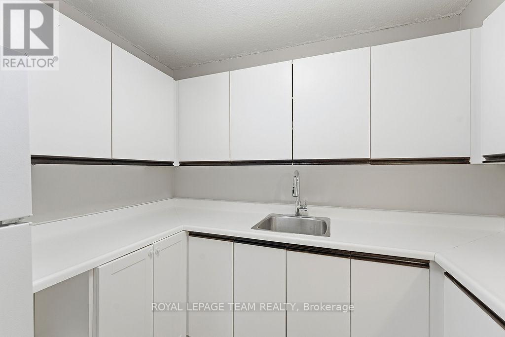 906 - 475 Laurier Avenue W, Ottawa, ON - Indoor