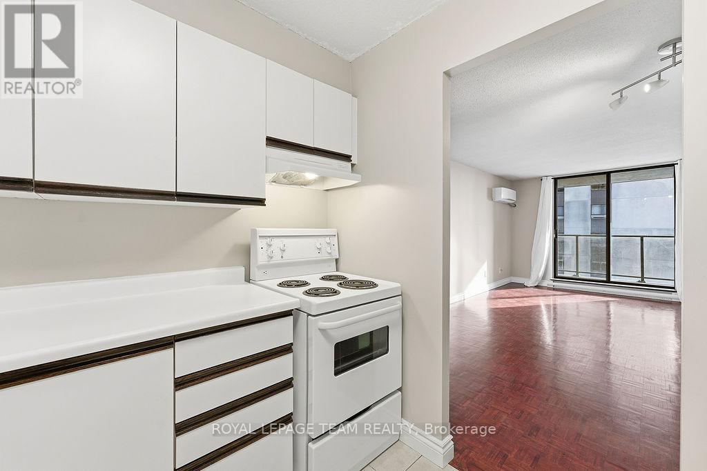 906 - 475 Laurier Avenue W, Ottawa, ON - Indoor Photo Showing Kitchen