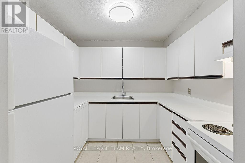 906 - 475 Laurier Avenue W, Ottawa, ON - Indoor Photo Showing Kitchen