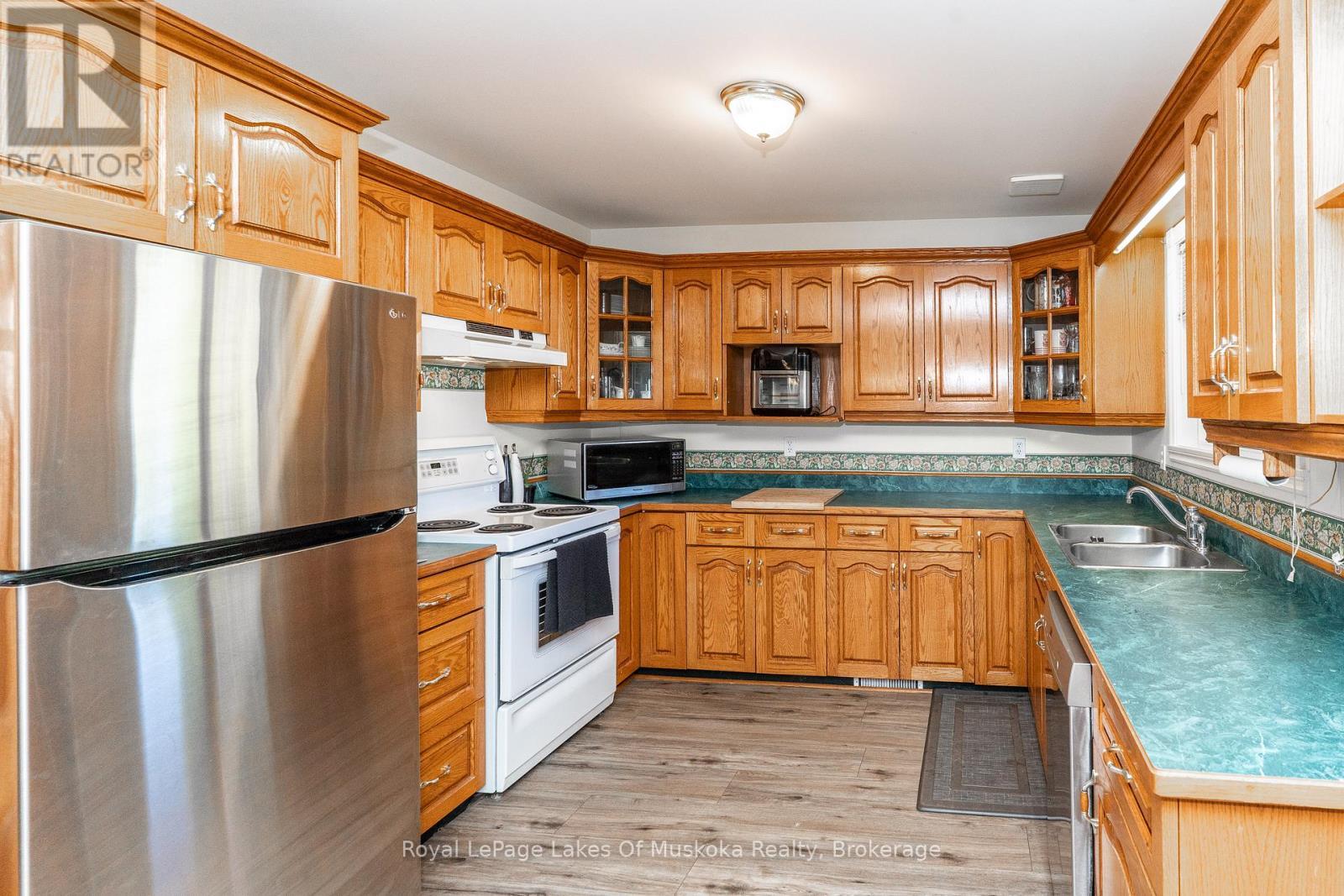 22 Knotty Pine Trail, Huntsville (Chaffey), ON - Indoor Photo Showing Kitchen With Double Sink