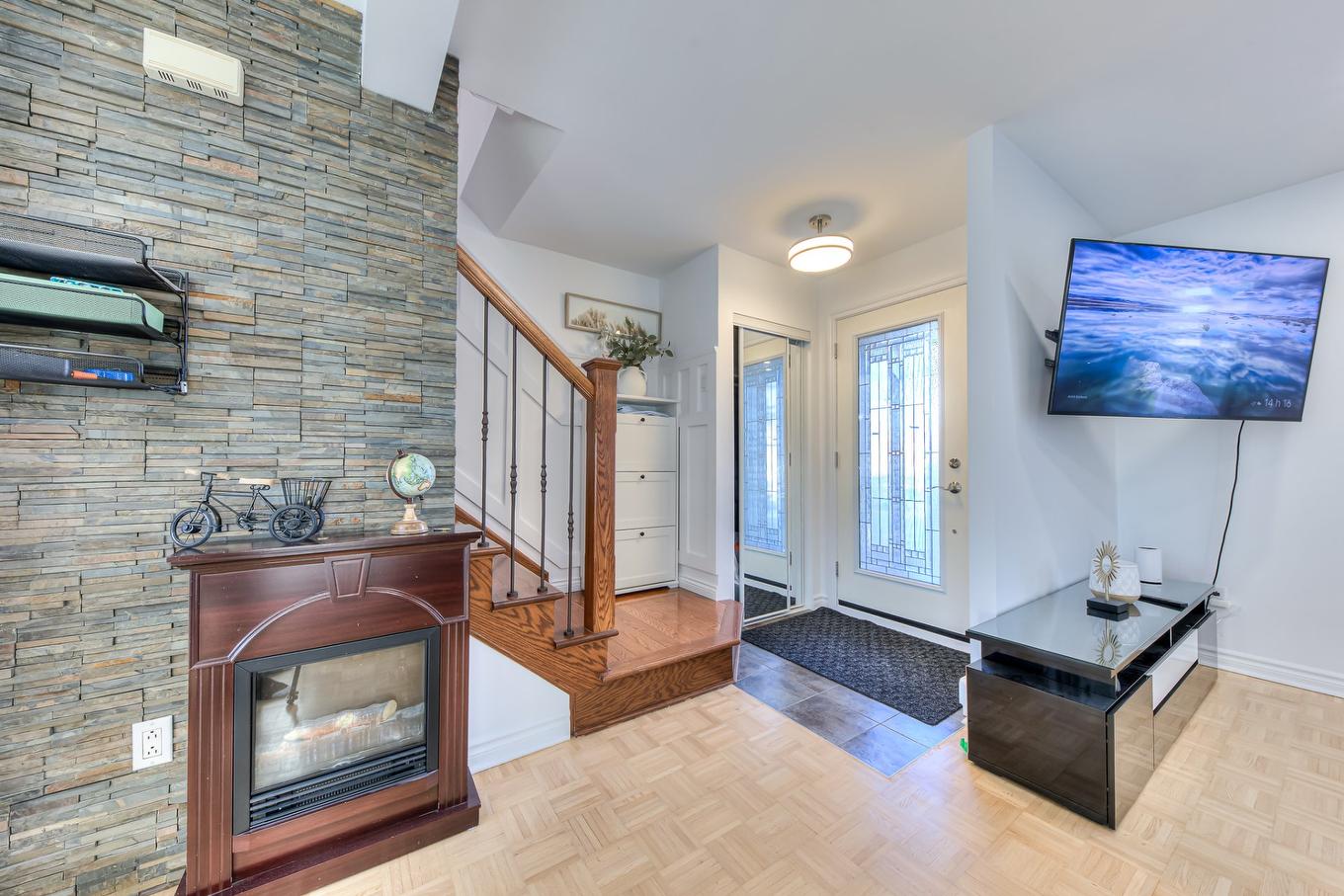 Hall - 3006 Rue Demers, Mascouche, QC - Indoor Photo Showing Other Room With Fireplace