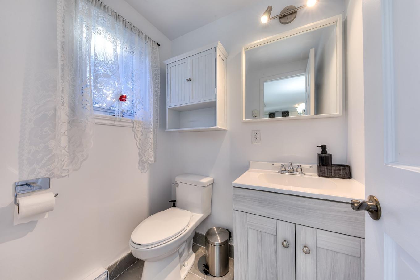Powder room - 3006 Rue Demers, Mascouche, QC - Indoor Photo Showing Bathroom