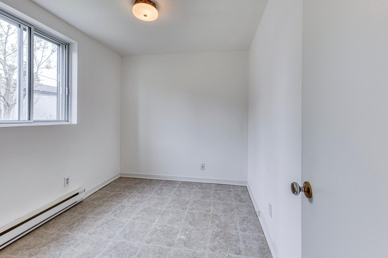 Chambre à coucher - 4304 7E Rue, Laval (Chomedey), QC - Indoor Photo Showing Other Room