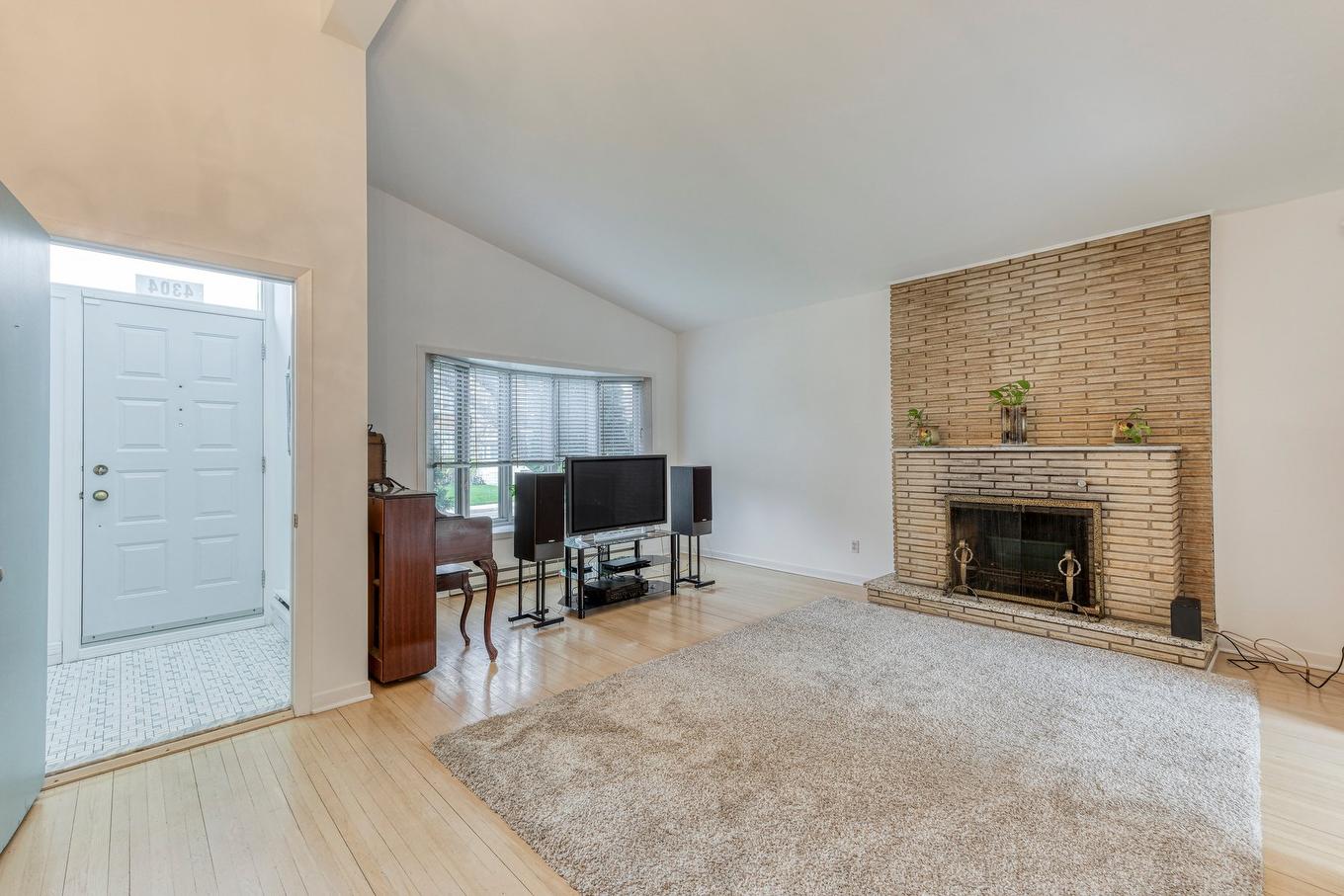 Salon - 4304 7E Rue, Laval (Chomedey), QC - Indoor Photo Showing Living Room With Fireplace